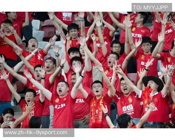 最近足球比赛热潮来袭球迷齐聚为心爱的球队加油助威